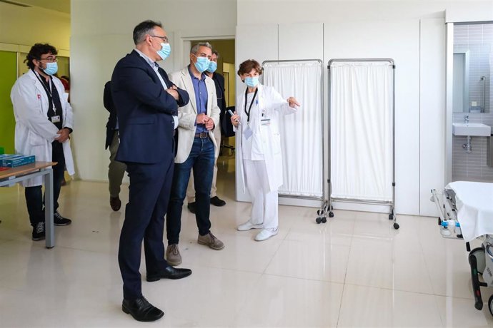 El vicepresidente de Cantabria en funciones, Pablo Zuloaga, y el consejero de Sanidad en funciones, Raúl Pesquera, visitan el nuevo Servicio de Urgencias del Hospital Tres Mares de Reinosa