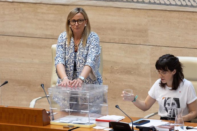 La socialista Blanca Martín, tras ser reelegida presidenta de la Asamblea 