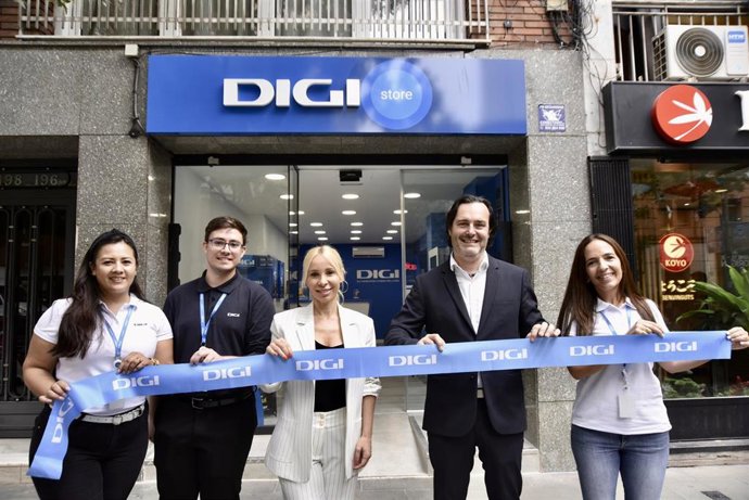 El Chief Commercial Officer de DIGI España, Ángel Álvarez (2i), posa el día de la inauguración de la tienda Digi, a 20 de junio de 2023, en Barcelona, Catalunya (España). 