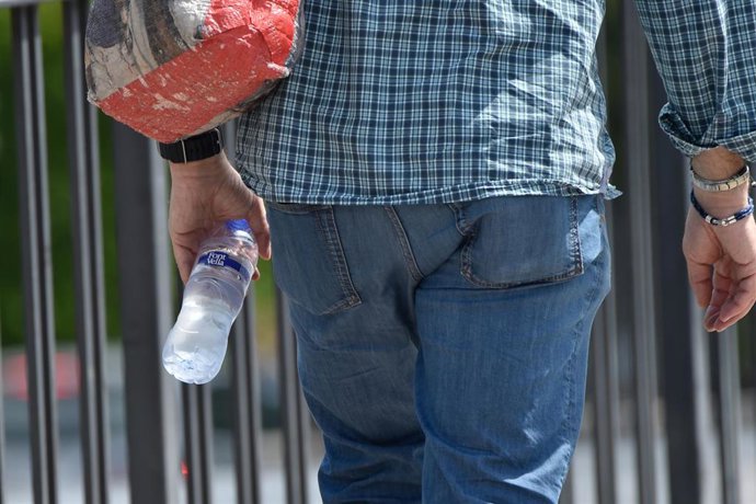 Archivo - Una persona sujeta una botella de agua, a 27 de abril de 2023, en Murcia, Región de Murcia (España). Las lluvias han dejado en la Región de Murcia ocho veces menos cantidad que hace un año. La Aemet ha registrado, durante el primer trimestre d