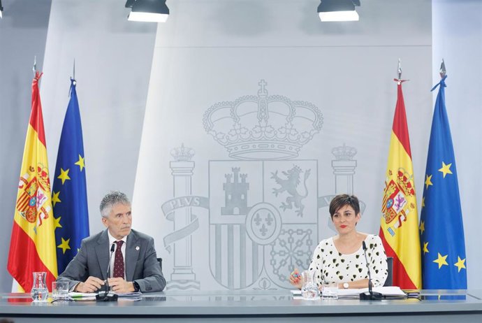El ministro del Interior, Fernando Grande-Marlaska, y la portavoz del Gobierno y ministra de Política Territorial, Isabel Rodríguez,  durante una rueda de prensa posterior al Consejo de Ministros, en el Palacio de La Moncloa, a 20 de junio de 2023, en M