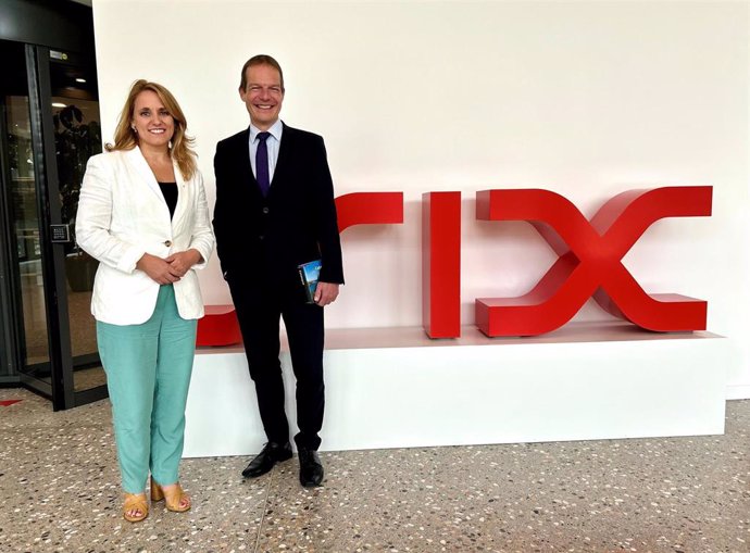 La consellera de Economía y Hacienda, Natlia Mas, y el chief Risk Officer de SIX Group, Jochen Dürr.