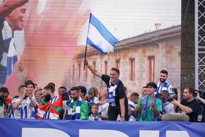 Los jugadores del Deportivo Alavés celebran su ascenso a Primera División en la Plaza de la Virgen Blanca, 19 de junio de 2023, en Vitoria-Gasteiz, Álava, País Vasco (España). 