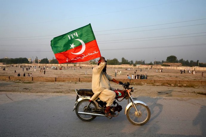 Archivo - October 28, 2022, Peshawar, Khyber Pakhtunkhwa, Pakistan: Activists of opposition party Pakistan Tehreek-e-Insaf (PTI) take part of antigovernmental rally demanding early election in Peshawar. Former Pakistan Prime Minister Imran Khan launched