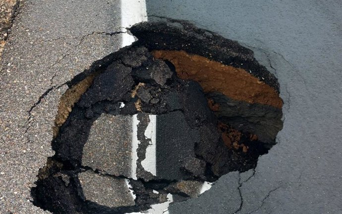 El Mitma avanza en los trabajos para reparar el socavón en la autopista AP-1, en la provincia de Burgos.