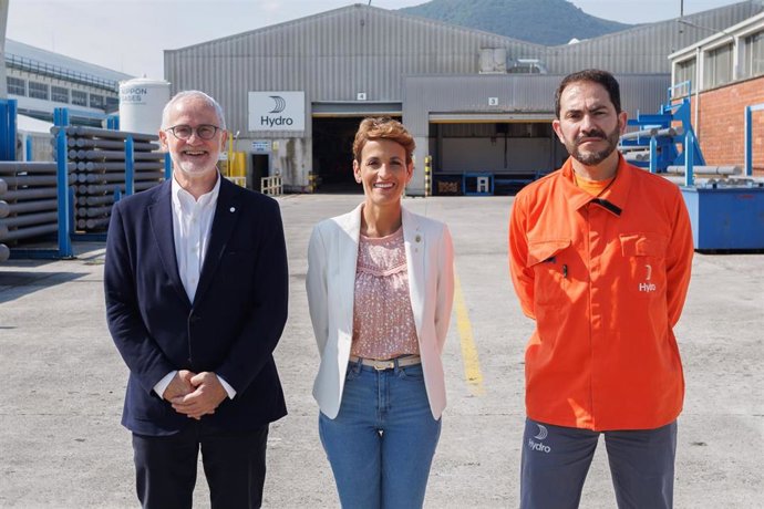 María Chivite junto al director de la planta de Hydro Extrusion, Manuel Ezquer, y el responsable técnico de la fundición en Navarra, Mario Chueca, en la visita a la planta de Irurtzun