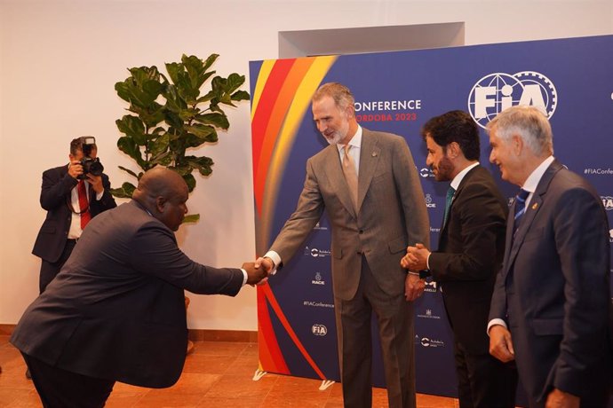 Felipe VI saluda a representantes de la Federación Internacional del Automóvil (FIA) junto a su presidente, Mohammed Ben Sulayem (derecha), con motivo de la Conferancia Anual 'Acelerando el Cambio', que se celebra en Córdoba.