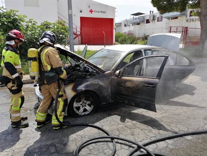 Efectivos del CEI, durante la labores de extinción del fuego originado en un vehículo en el polígono industrial La Serreta, en Molina de Segura (Murcia)