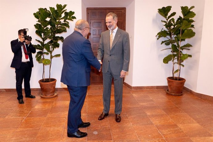 El rector de la UCO salud al Rey, al que ha entregado la Medalla de Oro Averroes.