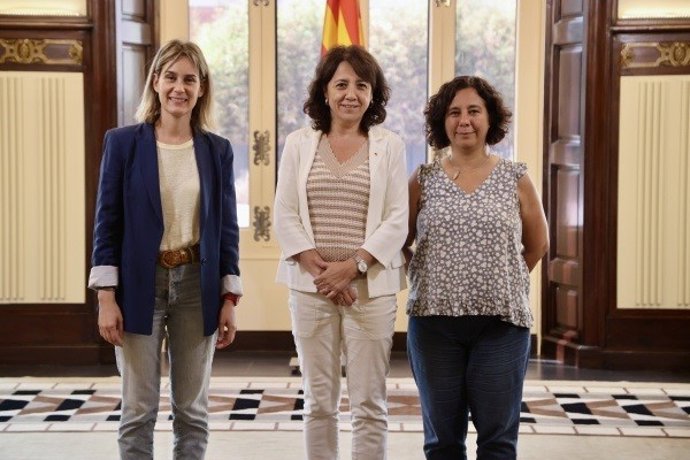 La presidenta del Parlament, Anna Erra, amb la líder dels comuns a la cambra, Jéssica Albiach, i la portaveu adjunta, Susanna Segovia