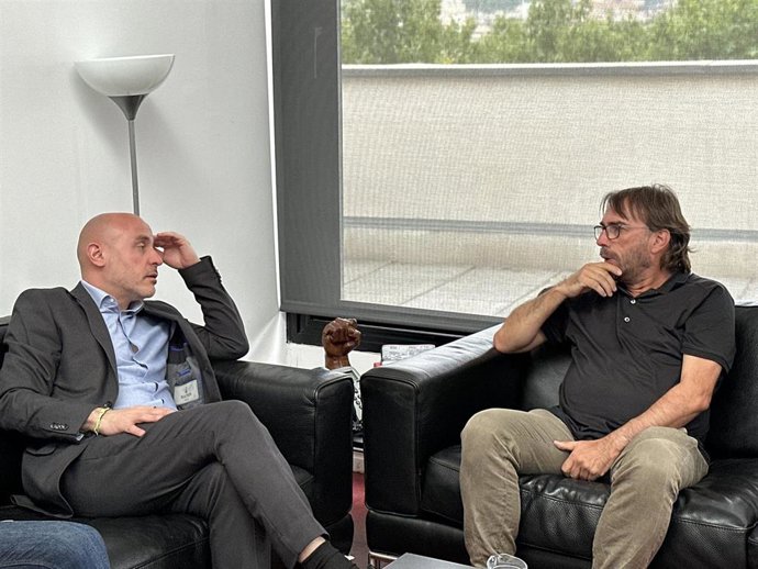 El delegado del Gobierno, Carlos Prieto, y el secretario general de UGT, Camil Ros.