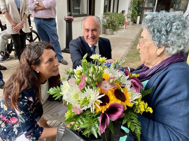 Archivo - La consejera de Inclusión Social, Loles López, y el alcalde de Algeciras, José Ignacio Landaluce, en una imagen de archivo en la visita a una residencia de mayores en el municipio gaditano. 