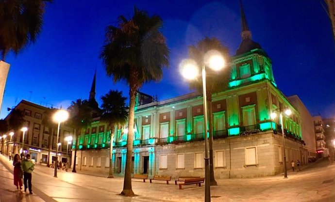 El Ayuntamiento de Huelva iluminado de verde por el Día Mundial contra la ELA para visibilizar la enfermedad.