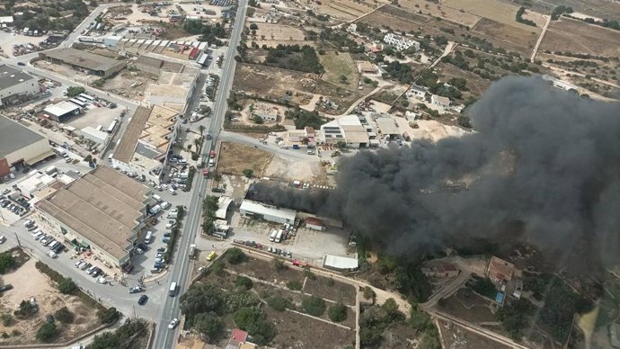 Un incendio ya controlado calcina una nave de un rent a car en Formentera.