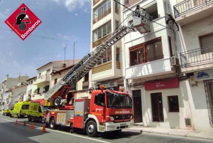 Imagen de un camión de bomberos con autoescalera en Altea (Alicante).