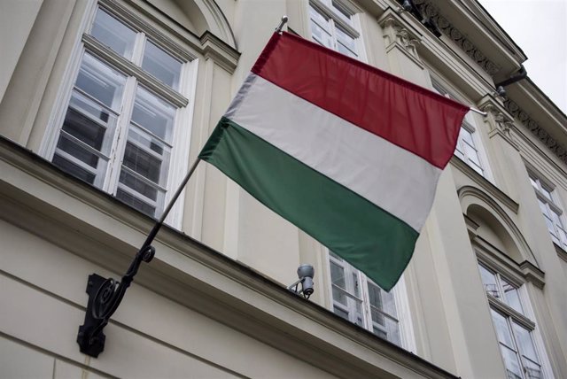 Archivo - Bandera de Hungría en un edificio de Budapest.