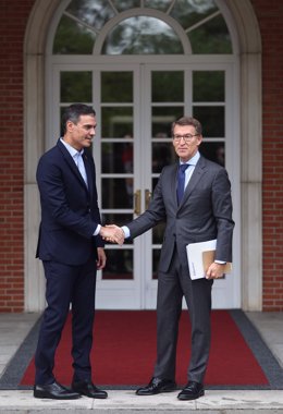 Archivo - El presidente del Gobierno, Pedro Sánchez (i) y el presidente del Partido Popular, Alberto Núñez Feijóo (d), se saludan a su llegada a una reunión en La Moncloa, a 10 de octubre de 2022, en Madrid (España). El presidente del Ejecutivo ha convo