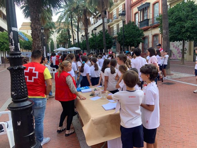 Jornada de sensibilización con el Coletio Cardenal Spínola en el Paseo Santa Fe.