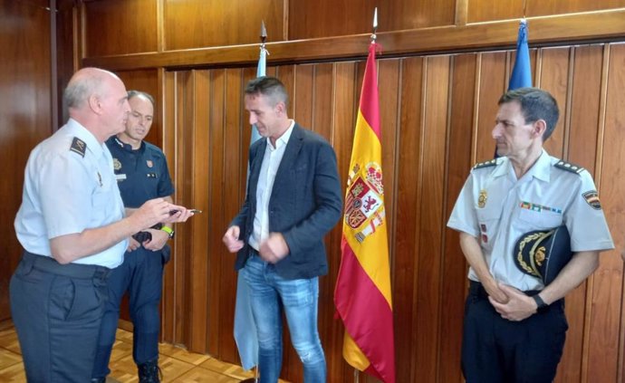 Iván Álvarez Faginas, el policía nacional gallego que sufrió heridas de gravedad en los disturbios de octubre de 2019 ocasionados tras la sentencia del 'procés', recoge su placa emblema de jubilado de manos del jefe superior de Galicia, Ramón Gómez.