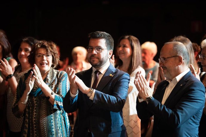 De izquierda a derecha, la presidenta de la Taula d'Entitats del Tercer Sector Social de Catalunya, Francina Alsina, el presidente de la Generalitat, Pere Aragons, y el conseller de Derechos Sociales, Carles Campuzano