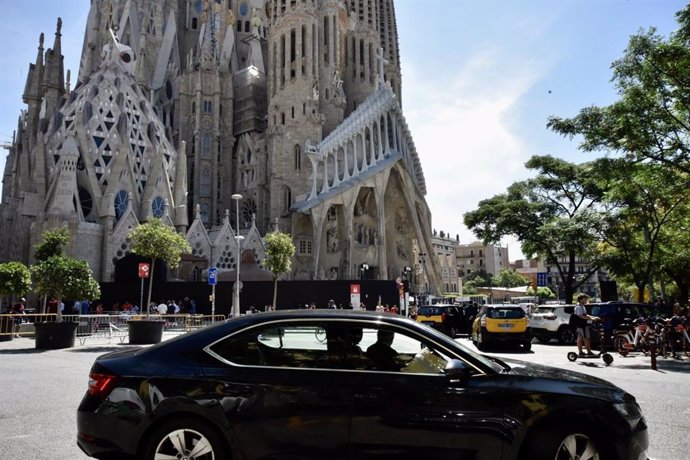 Un vehículo VTC en el entorno de la Sagrada Familia de Barcelona, en una zona en la que también hay paradas de taxis.