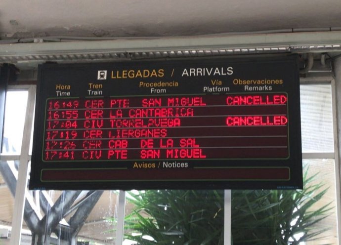 Panel con los trenes de Cercanías suspendidos
