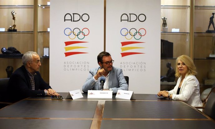 Alejandro Blanco, Víctor Francos y Elena Sánchez Caballero durante la firma del convenio del Programa ADO para París 2024