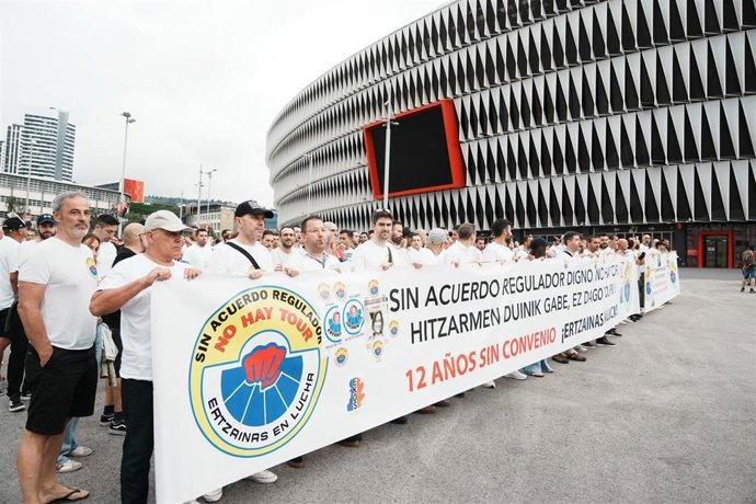 Un centenar de agentes de la Ertzaintza vestidos de blanco durante una concentración en la explanada de San Mamés, a 11 de junio de 2023, en Bilbao