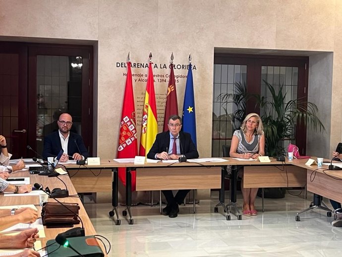 El alcalde de Murcia, José Ballesta, en la reunión con vecinos del Barrio del Carmen de Murcia