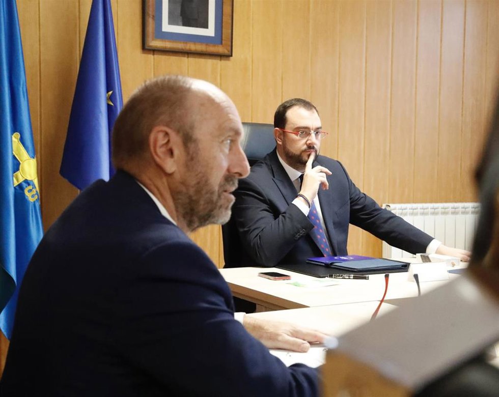 Archivo - Imagen de archivo del presidente Adrián Barbón y el vicepresidente Juan Cofiño durante una reunión del Consejo de Gobierno del Principado 