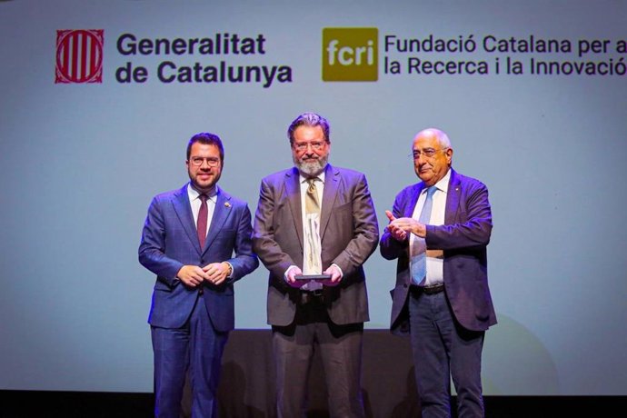El presidente de la Generalitat, Pere Aragons, el economista y premiado Jaume Ventura y el conseller Joaquim Nadal en la entrega de premios de este martes en el TNC