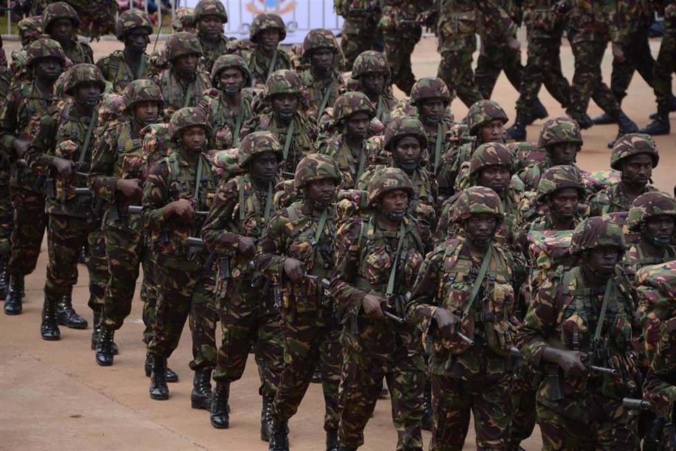 Archivo - Un pelotón de militares de las Fuerzas Armadas de Kenia