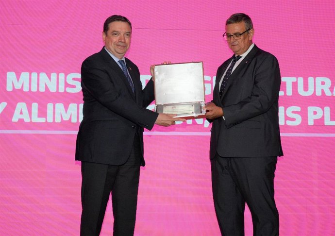 Luis Planas recibe el reconocimiento de Interporc por el apoyo y defensa del sector porcino