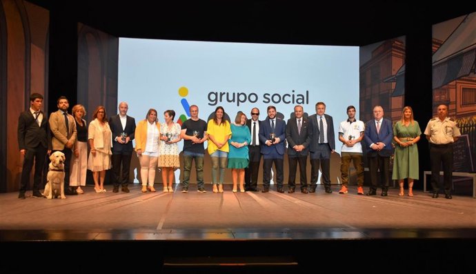 Foto de familia de la gala de entrega de los Premios Solidarios Castilla-La Mancha 2023