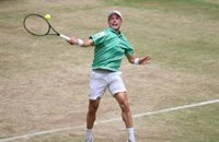 Bautista supera su estreno en la hierba de Halle y Carballés se despide