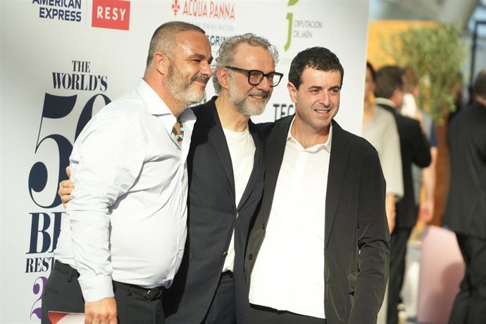 El chef Ricard Camarena (d) aiste en Valncia a la gala de 'The World's 50 Best Restaurants'