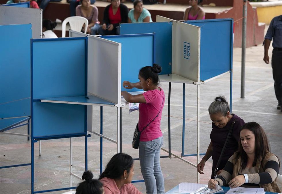 Archivo - Una cabina de votación en La Unión, Zacapa (Guatemala)