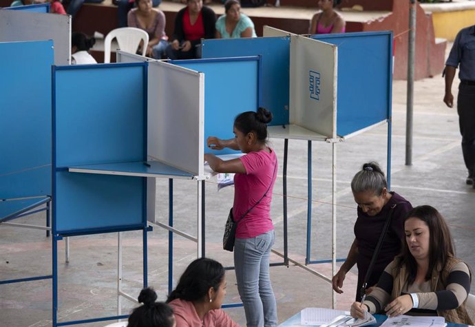 Archivo - Una cabina de votación en La Unión, Zacapa (Guatemala) 
