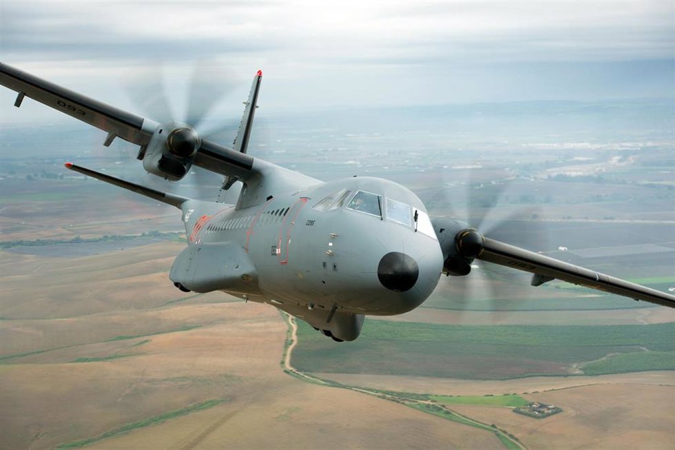 Archivo - Avión C295