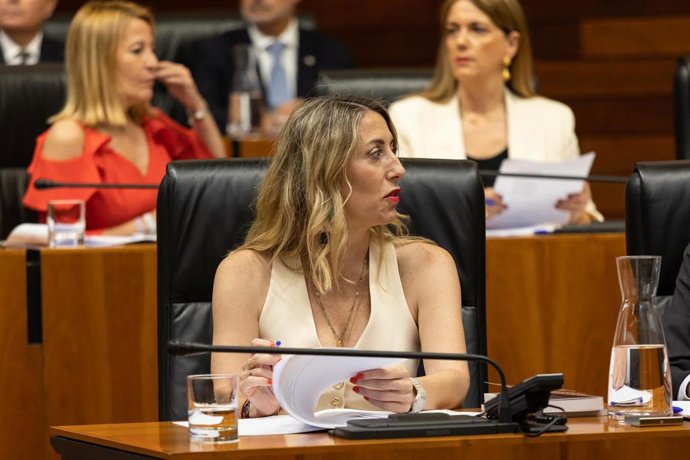 La presidenta del PP de Extremadura, María Guardiola, durante la constitución de la Asamblea de Extremadura, 