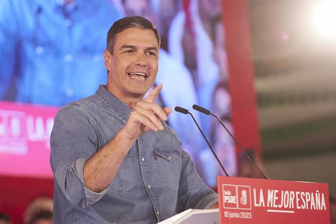 El presidente del gobierno de España y secretario general del PSOE, Pedro Sánchez, durante el acto público en la caseta municipal de Dos Hermanas, a 18 de junio de 2023 en Sevilla (Andalucía, España).