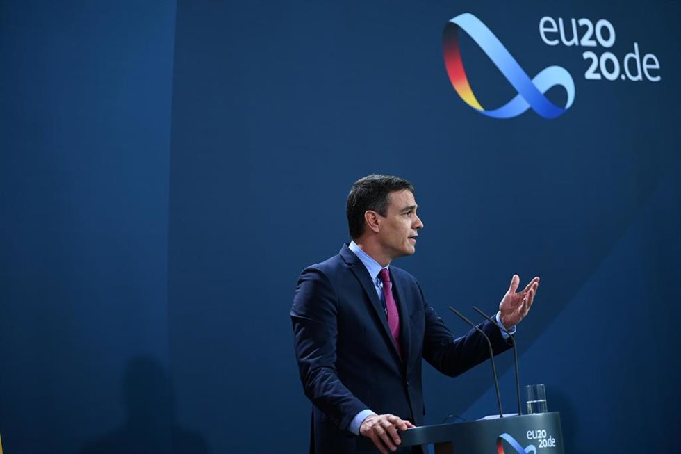Archivo - El presidente del Gobierno, Pedro Sánchez, ofrece declaraciones a los medios de comunicación tras su reunión  la canciller de Alemania, Angela Merkel, en la sede de la Cancillería de la República Federal de Alemania, en Berlín (Alemania), a 14
