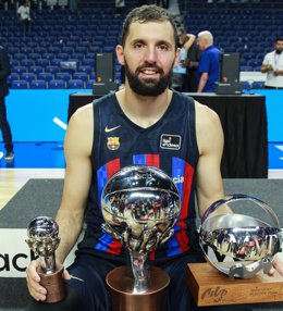 Nikola Mirotic posa con sus trofeos tras la conquista de la Liga Endesa 22-23