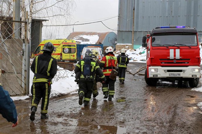 Archivo - Imagen de archivo de los servicios de emergencia rusos (Bomberos y ambulancias) en San Petersburgo