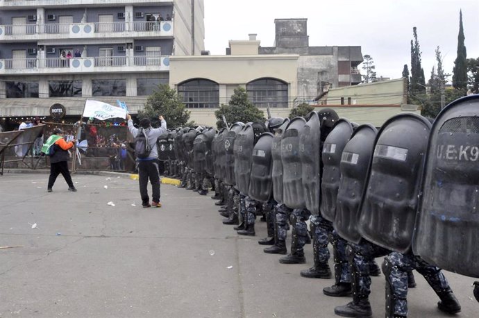 Efectivos de la Policía de Jujuy frente a los manifestantes