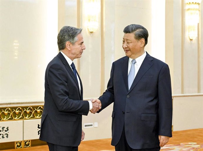 El secretario del Departamento de Estado de Estados Unidos, Antony Blinken (izquierda), junto al presidente de China, Xi Jinping (derecha)
