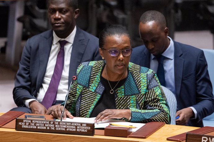 Archivo - UNITED NATIONS, Oct. 19, 2022  -- Valentine Rugwabiza (Front), the UN secretary-general's special representative and head of the UN Multidimensional Integrated Stabilization Mission in the Central African Republic, speaks at a Security Council