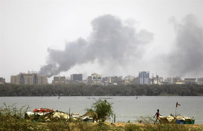 Archivo - Humo provocado por los combates entre el Ejército sudanés y las paramiltiares Fuerzas de Apoyo Rápido (RSF) en Jartum, la capital de Sudán