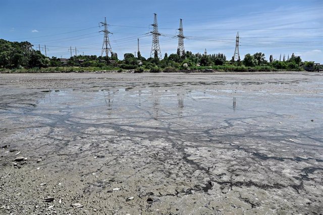 Torres de transmisión junto a la destruida presa de Kajovka (Ucrania)