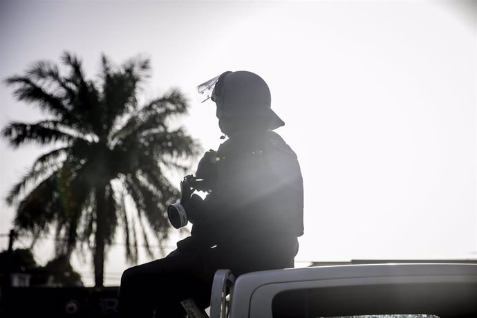 Archivo - Un policía durante la protesta por los resultados de las elecciones presidenciales de Gambia en Banjul